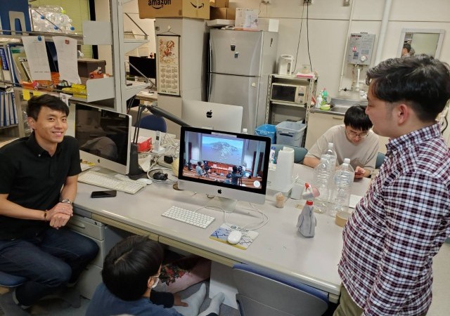 <h1><strong>ニヒルなジンさんとそれを見つめる安田さん</strong></h1>
