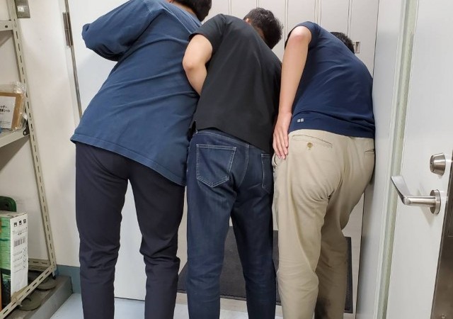 <h1><strong>なにを見ている？</strong></h1>
