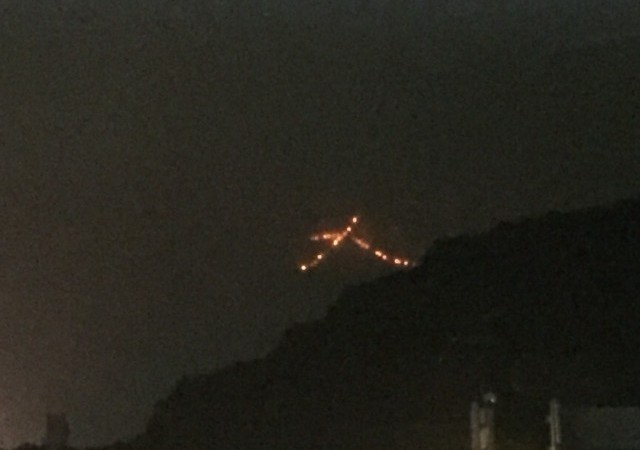 大雨の中でも五山の送り火は、遠くから見えるくらい燃えています。研究の合間に...