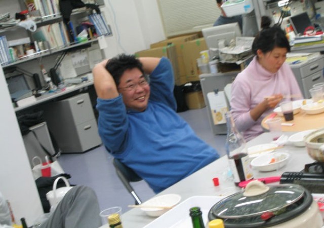 ごきげんな森先生：普段は研究室のトップとして、指導者として、キリッとした顔をされている森先生ですが、飲み会ではこんなにカワイイ笑顔が見られます。