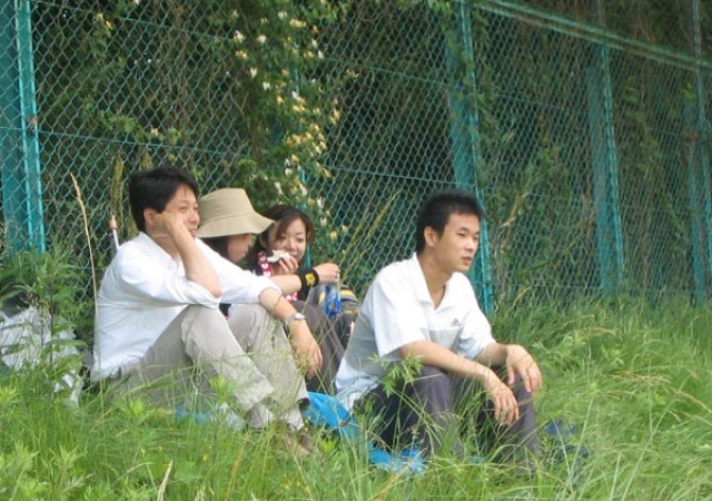 バーベキュウをしている研究室もありますが、森研はおにぎりです。おにぎりは鈴木さん御用達のおにぎり屋さんで買ってきたものです。