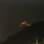 大雨の中でも五山の送り火は、遠くから見えるくらい燃えています。研究の合間に...